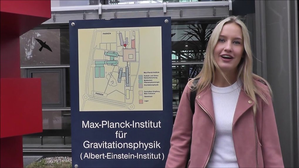 In dem Erklärfilm für Kinder zeigen die Schülerinnen die Institute von Innen und räumen mit Klischees auf.