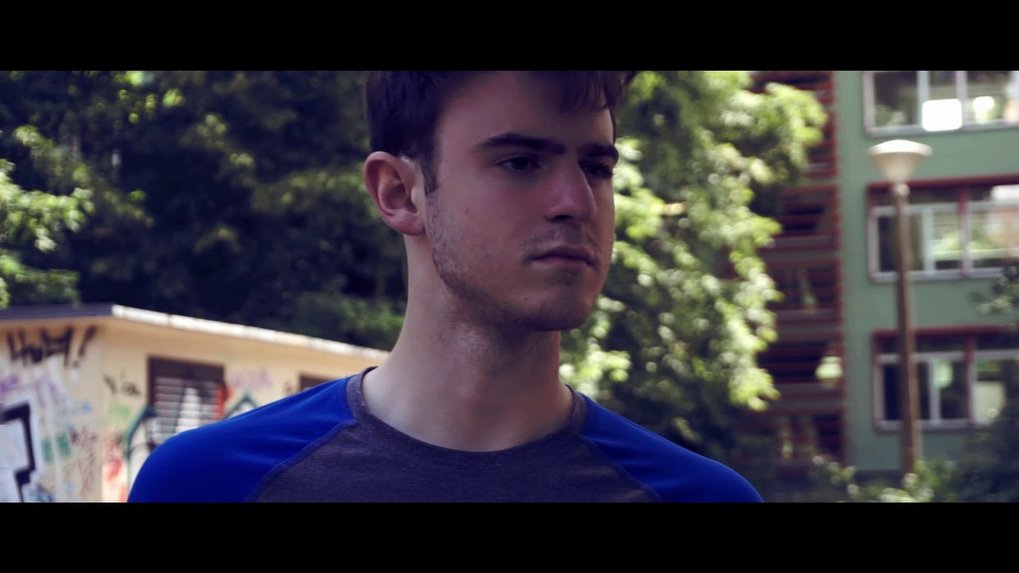 In diesem fiktiven Kriminalfilm probieren sich die Schüler an einem Spielfilm, in dem sie auch als Schauspieler auftreten. In dem kurzen Spiefilm geht es um eine Tabakpflanze, für die viel Geld zu erzielen wäre.