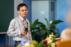 Dr Guo-Zang Wu at his lecture at the award ceremony