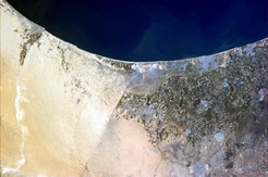 Grenzregion zwischen Ägypten (links) sowie Gaza und Israel (rechts). Der Unterschied in den Schattierungen des Geländes in den nicht bebauten Gebieten spiegelt Veränderungen des Wüstenbodens auf der ägyptischen Seite wider. Die Grenze ist dadurch eine der wenigen, die sogar aus dem Weltraum sichtbar sind.