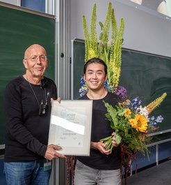 Preisträger Kin Pan Chung und der emeritierte Institutsdirektor Lothar Willmitzer bei der Preisübergabe
