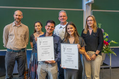 Die beiden Preisträger bei der Preisverleihung. Von links nach rechts: Marc Lohse (Targenomix), Dr. Marion Clavel (MPI-MP), Dr. Enrique Gonzalez-Duran, Prof. Dr. Ralph Bock (Direktor am MPI-MP), Dr. Rita Bastos Lima, Sabine Kahlau (Targenomix).