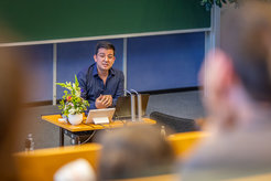 Dr. Enrique Gonzalez-Duran präsentiert seine Arbeit.